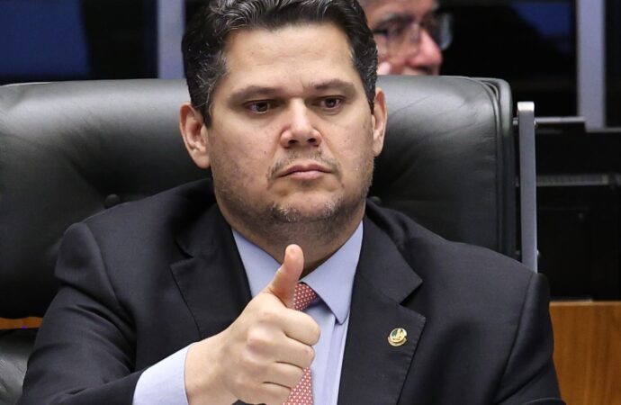 PEC que acaba com a escala 6×1 segue para análise na CCJ