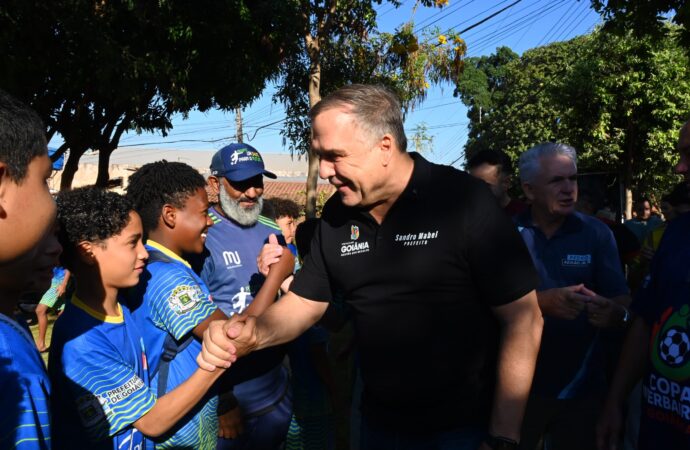 Campo do Buracão é requalificado com grama sintética e iluminação LED