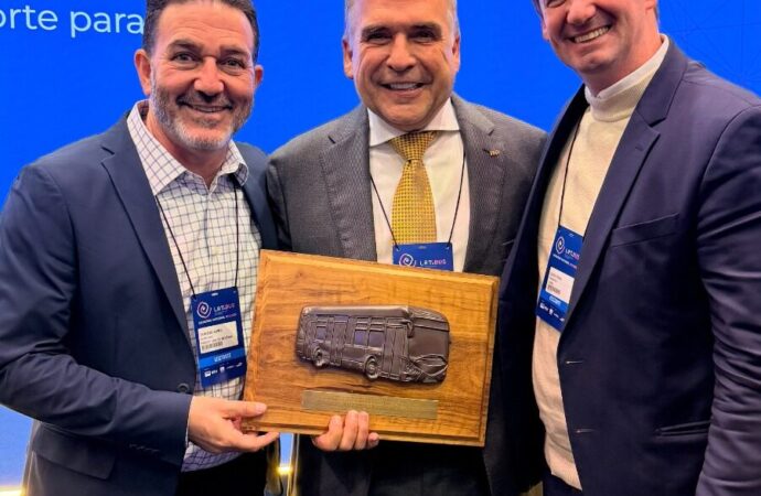 Prefeito de Goiânia é homenageado em São Paulo por modernizar transporte