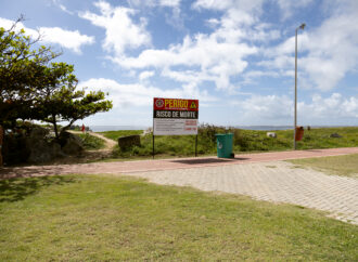 Placas alertam sobre risco de afogamento na Praia dos Artistas, em Aracaju