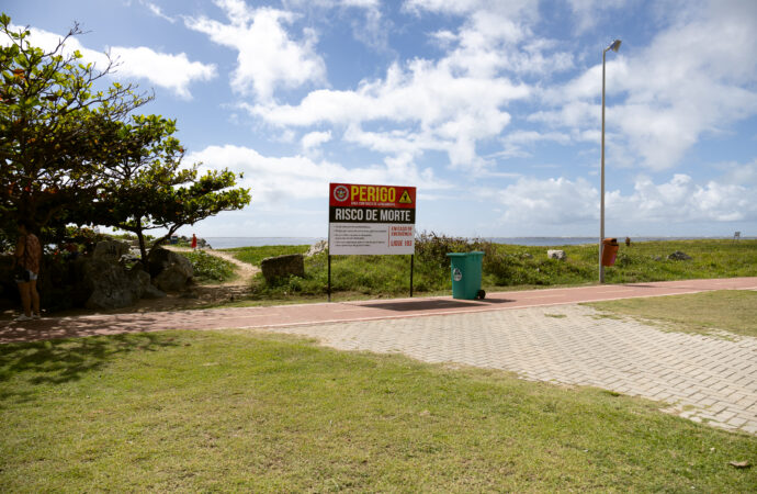 Placas alertam sobre risco de afogamento na Praia dos Artistas, em Aracaju