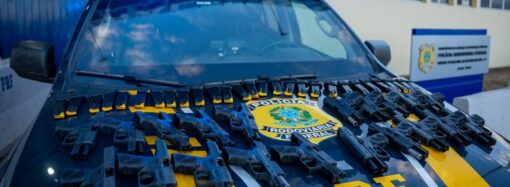 Arsenal com 20 pistolas é apreendido em ônibus na BR-060