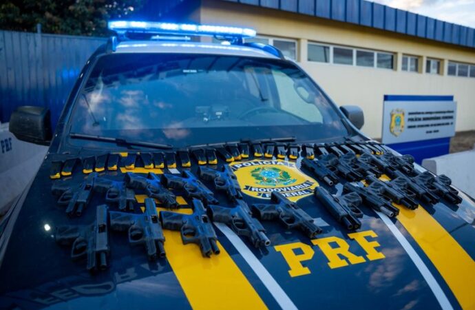 Arsenal com 20 pistolas é apreendido em ônibus na BR-060