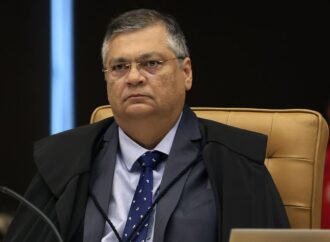 Dino pede explicações sobre ligação entre Master, Instituto Iter e contratos em SP
