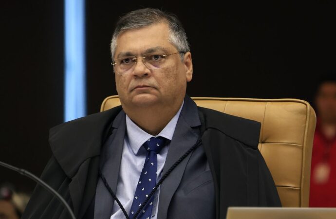 Dino pede explicações sobre ligação entre Master, Instituto Iter e contratos em SP