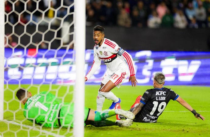 Flamengo vence o Bragantino e dispara na liderança do Brasileirão