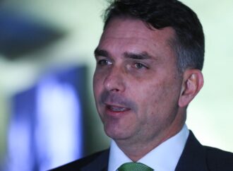 Flávio Bolsonaro é investigado por suposto repasse ao filme Dark Horse