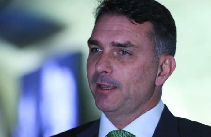Flávio Bolsonaro é investigado por suposto repasse ao filme Dark Horse
