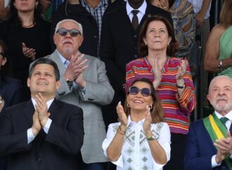 Desfile cívico-militar na Esplanada começa em Brasília