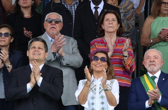 Desfile cívico-militar na Esplanada começa em Brasília